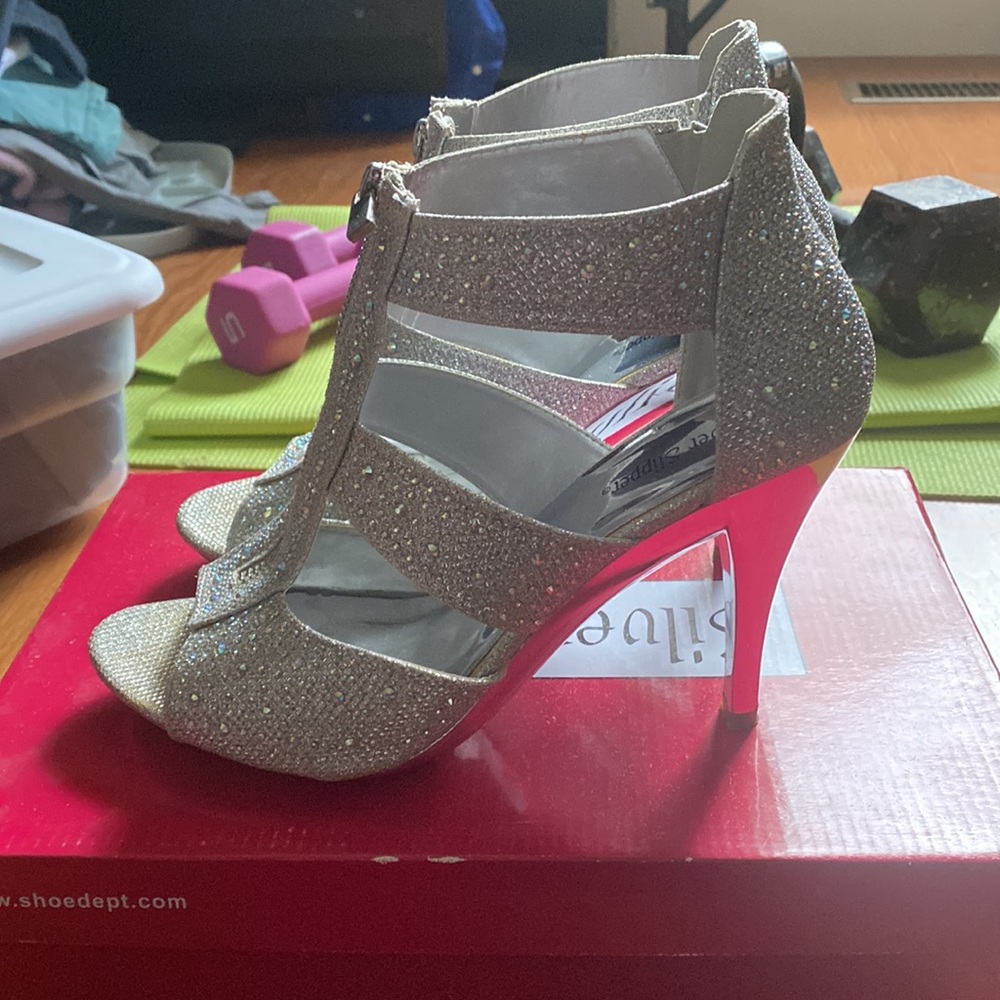 Silver Heels - Picture 2 of 4